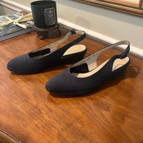 Salvatore Ferragamo Blue Suede Sling Back Pump Women's Sz 7.5B - good pre-owned - Picture 2 of 8